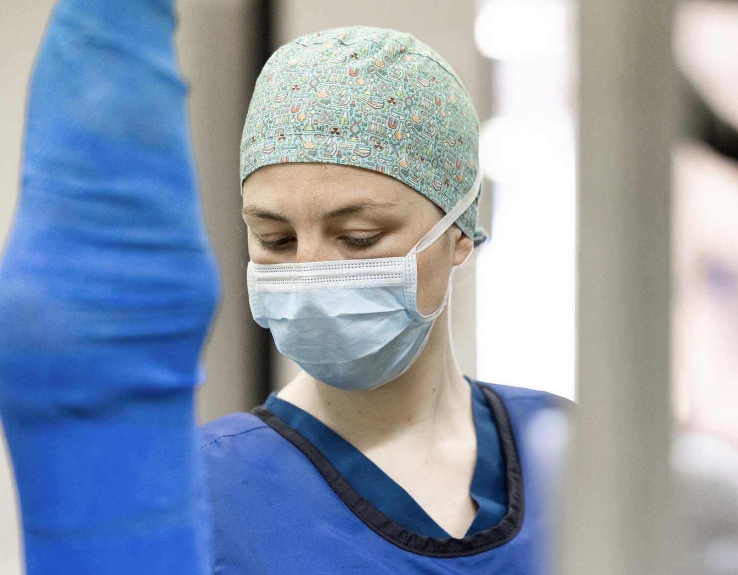 Camille Buyck in operatiekledij met mondmasker